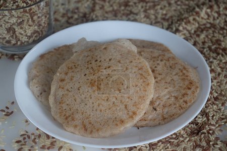 Foto de Deliciosos panqueques de arroz Rajamudi hechos con pasta de arroz rajamudi fermentada y leche de coco. Un manjar del sur de la India, bellamente arreglado en un plato, listo para ser saboreado. - Imagen libre de derechos