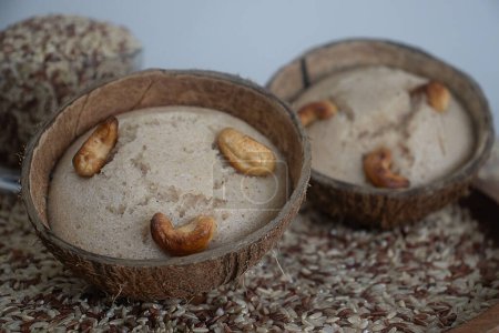 Téléchargez les photos : Rajamudi riz vattayappam cuit à la vapeur dans la coque de noix de coco. Un délicieux gâteau de riz cuit à la vapeur du sud de l'Inde, fait avec une pâte fermentée et sucrée de riz Rajamudi aromatique et de lait de coco. - en image libre de droit