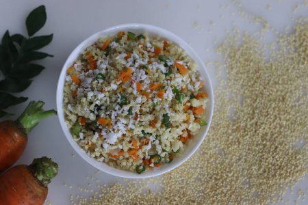 Téléchargez les photos : Savourez la bonne santé de Proso Millet Uppuma, un plat nutritif du sud de l'Inde. Parfaitement épicé, texturé et visuellement attrayant. Idéal pour les amateurs d'aliments soucieux de leur santé - en image libre de droit