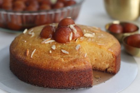 Téléchargez les photos : Gâteau Goulab Jamun tranché, dessert fusion irrésistible, combinant des saveurs riches de bonbons indiens traditionnels avec l'indulgence d'un gâteau humide. Parfait pour les célébrations et les occasions festives - en image libre de droit