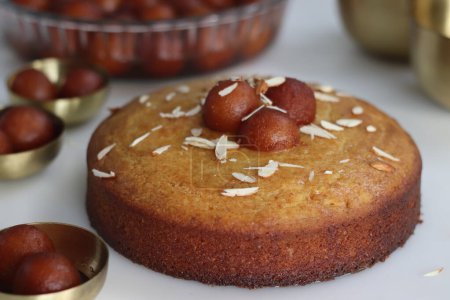 Téléchargez les photos : Gâteau Gulab Jamun - Dessert fusion irrésistible, combinant des saveurs riches de bonbons indiens traditionnels avec l'indulgence d'un gâteau humide. Parfait pour les célébrations et les occasions festives. Cuisine indienne - en image libre de droit