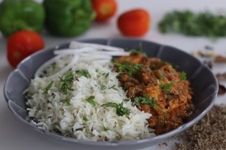 Téléchargez les photos : Jeera Bhaat ou Jeera Rice servi avec paneer masala curry. Délicieux et aromatique farine de riz indien au riz basmati aromatisé aux graines de cumin. Servi avec un curry fait de fromage cottage comme accompagnement - en image libre de droit