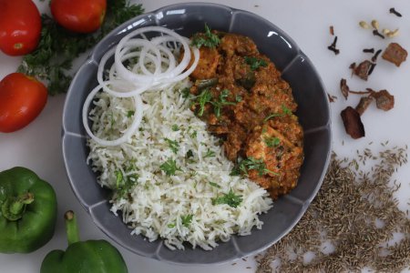 Téléchargez les photos : Jeera Bhaat ou Jeera Rice servi avec paneer masala curry. Délicieux et aromatique farine de riz indien au riz basmati aromatisé aux graines de cumin. Servi avec un curry fait de fromage cottage comme accompagnement - en image libre de droit