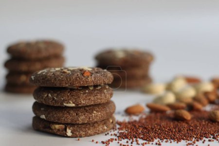Cookies Ragi ou Finger Millet Cookies. Plaisir dans la bonté saine avec ces délicieux biscuits au millet à doigts garnis d'amandes et de noix de cajou. Un régal nutritif pour les amateurs de nourriture soucieux de leur santé.