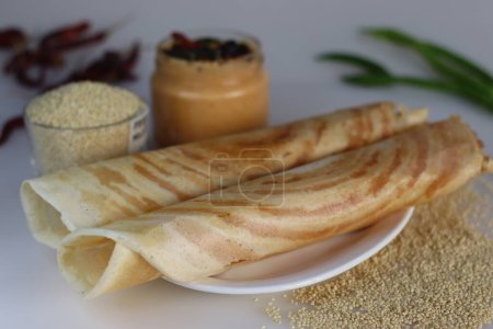 Proso Hirse Dosa. Südindischer Crêpe oder Dosa mit fermentiertem Teig aus Prosohirse und Linsen. Knusprige Konsistenz, goldbraune Perfektion, ideal für vegane, glutenfreie, gesunde Lebensmittel