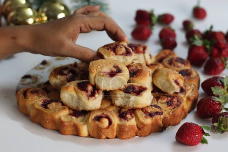 Strawberry Cream Cheese Pull Apart Bread, a tempting sweet treat, perfect for breakfast or dessert. Fresh berries, rich cream cheese, and golden brown bread shot along with Christmas decorations