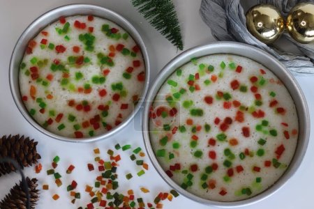 Téléchargez les photos : Vattayappam au tutti fruité, un plat sucré du Kerala. Le Vattayappam est un gâteau de riz cuit à la vapeur avec de la noix de coco et de la levure. Tutti fruité sont des fruits confits. Tourné sur fond blanc avec des décorations de Noël - en image libre de droit