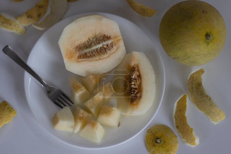 Melon de miellat mûr, fruits frais, fruits d'été, juteux, sucré, sain, parfait pour les amateurs de nourriture et les amateurs de nutrition. Tourné sur fond blanc