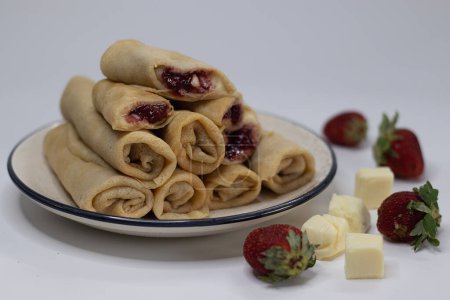 Erdbeer-Käse-Crêpes-Rollen, auch bekannt als Käse-Blintzes oder mit Erdbeerkäse gefüllte Pfannkuchen oder Handtuchkuchen. Leckeres, süßes Dessert, perfekt für Feinschmecker und kulinarische Liebhaber