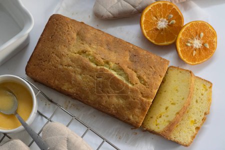 Gâteau en tranches de pain d'orange, également connu sous le nom de gâteau au pain d'agrumes ou gâteau au beurre d'orange. Dessert moelleux et savoureux, avec glaçage piquant parfait pour les amateurs de cuisine, les amateurs de cuisson et pour les envies sucrées