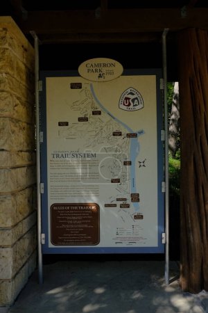 Foto de Esta es la señal del mapa de senderos para Cameron Park en Waco Texas. Este parque se encuentra a lo largo del río Brazos. - Imagen libre de derechos