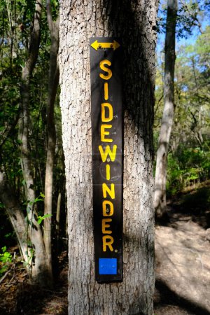 Foto de Esta es una fotografía del letrero del Sendero Sidewinder en Cameron Park dentro de Waco Texas.. - Imagen libre de derechos