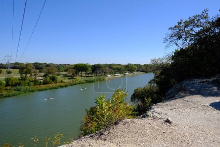 Foto de Esta es una fotografía que tomé mientras caminaba por los senderos en Cameron Park. Se puede ver el Río Brazos y Waco Texas. Se puede ver gente navegando en kayak en el agua. - Imagen libre de derechos