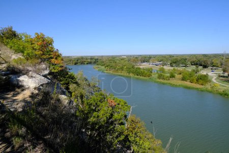 Foto de Esta es una fotografía que tomé mientras caminaba por los senderos en Cameron Park. Se puede ver el Río Brazos y Waco Texas. - Imagen libre de derechos