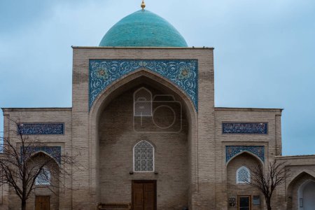 Téléchargez les photos : Belle Tachkent Ouzbékistan photo de la mosaïque classique, vue de la Madrasah Barak Khan, Hast Imam Square (Hazrati Imam) est un centre religieux de Tachkent. - en image libre de droit