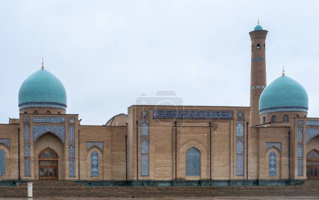 Téléchargez les photos : Belle Tachkent Ouzbékistan photo de la mosaïque classique, vue de la Madrasah Barak Khan, Hast Imam Square (Hazrati Imam) est un centre religieux de Tachkent. - en image libre de droit