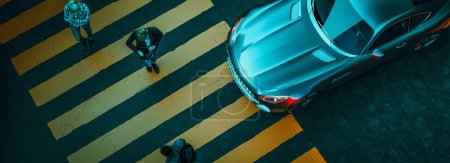 Foto de Alto ángulo de tiro de un coche deportivo estacionado en los semáforos. junto con la gente que pasa por, 3d renderizado e ilustración. - Imagen libre de derechos