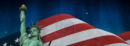 Foto de Bandera americana Hay una superficie que se siente como un viento que sopla. y estatua de la libertad, representaciones 3d e ilustraciones. - Imagen libre de derechos
