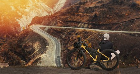 Foto de Ciclista masculino activo montando bicicleta en una montaña - Imagen libre de derechos