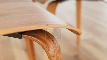 Téléchargez les photos : Chaise en bois marron Sur un sol en bois. 3d, rendu, illustration, - en image libre de droit