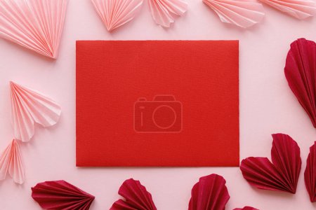 Foto de Empty red card and stylish pink hearts flat lay on pink paper background. Creative valentines greeting card mock up with space for text. Happy Valentine's day! Love letter concept - Imagen libre de derechos