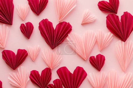 Téléchargez les photos : Valentines day flat lay. Stylish pink and red hearts composition on pink paper background. Creative modern valentines hearts cutouts. Love background. Happy Valentine's day - en image libre de droit