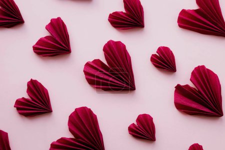 Téléchargez les photos : Valentines day flat lay. Stylish pink hearts composition on pink paper background. Creative modern valentines hearts cutouts. Love background. Happy Valentine's day - en image libre de droit