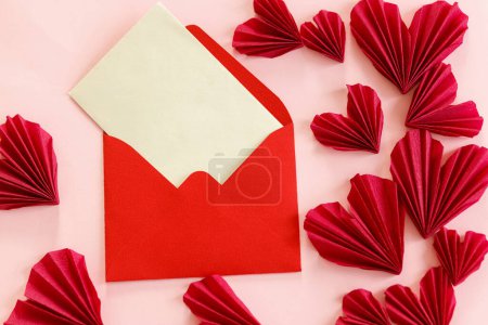 Foto de Happy Valentine's day! Empty card and stylish red hearts flat lay on pink paper background. Creative modern valentines greeting card mock up with space for text. Love letter - Imagen libre de derechos