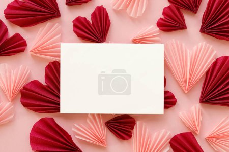 Téléchargez les photos : Empty card and stylish red and pink hearts flat lay on pink paper background. Creative modern valentines greeting card mock up with space for text. Happy Valentine's day! Love letter - en image libre de droit