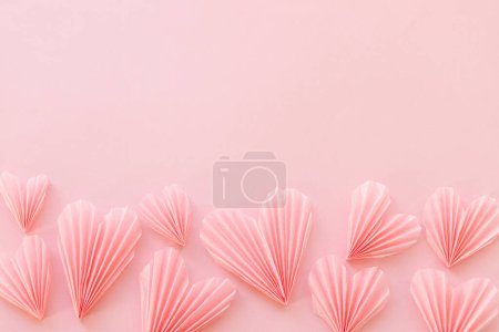 Téléchargez les photos : Happy Valentine's day! Stylish pink hearts flat lay on pink paper background. Modern cute valentine hearts cutouts, card with space for text. Creative love banner - en image libre de droit