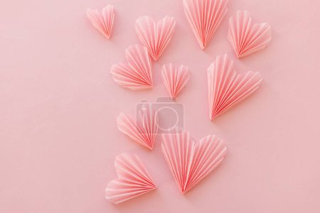 Téléchargez les photos : Valentines day flat lay. Stylish pink hearts composition on pink paper background. Happy Valentine's day! Modern cute valentine hearts cutouts. Creative love background - en image libre de droit