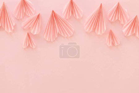 Téléchargez les photos : Happy Valentine's day! Stylish pink hearts flat lay on pink paper background. Modern cute valentine hearts cutouts, card with space for text. Creative love banner - en image libre de droit
