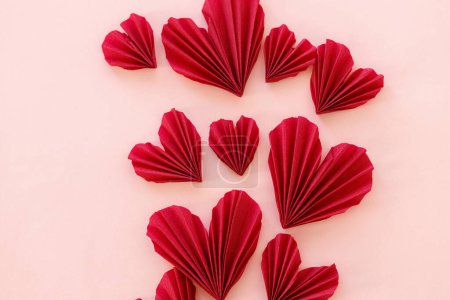 Foto de Valentines day flat lay. Stylish red hearts composition on pink paper background. Happy Valentine's day! Modern cute valentine heart cutouts. Creative love banner - Imagen libre de derechos