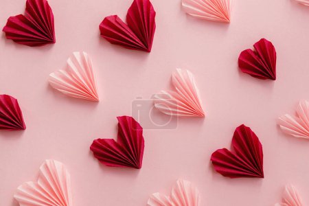 Téléchargez les photos : Valentines day flat lay. Stylish pink and red hearts composition on pink paper background. Happy Valentine's day! Modern cute valentine hearts cutouts. Creative love background - en image libre de droit