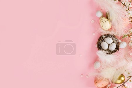 Téléchargez les photos : Happy Easter! Easter flat lay with stylish eggs in nest, feathers and blooming cherry branch on pink background. Modern template with space for text. Greeting card or spring banner - en image libre de droit