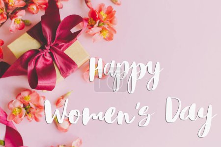 Foto de Happy womens day greeting card. Happy womens day text and stylish gift box with flowers on pink background. Handwritten sign. 8 march international women's day - Imagen libre de derechos