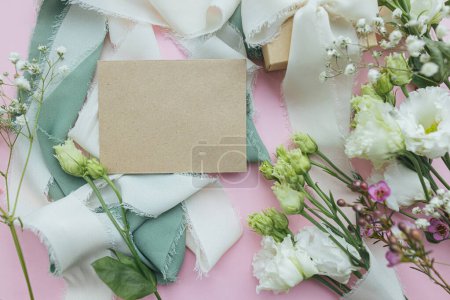 Foto de Elegante tarjeta de felicitación vacía, regalo y hermosas flores sobre fondo rosa planas. Feliz día de la mujer y el concepto del día de la madre. Imagen tierna de primavera. Espacio para texto - Imagen libre de derechos