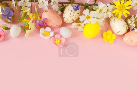 Téléchargez les photos : Happy Easter! Easter flat lay with stylish eggs and blooming spring flowers on pink background. Modern template with space for text. Greeting card or banner. Festive border - en image libre de droit