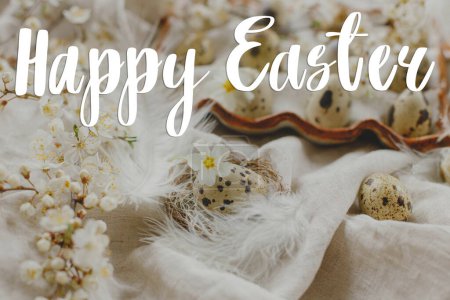 Téléchargez les photos : Joyeux texte de Pâques sur les œufs de Pâques et les fleurs de printemps en fleurs sur la table rustique. Carte de vœux de Pâques moderne. Lettrage manuscrit - en image libre de droit