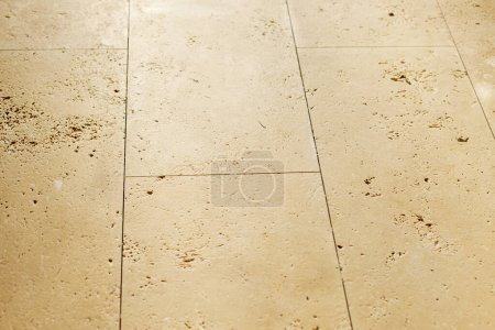 Foto de Travertino baldosas de mampostería en el suelo en el baño. Construcción de la casa y el concepto de renovación del hogar. Elegante azulejo de piedra travertino natural de cerca - Imagen libre de derechos