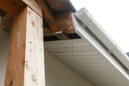 Fassadensanierung, thermische Verbesserung und Energieeinsparung. Modernes Bauernhaus Dach weich. Montage von Weichspülung auf Holzsparren. Haus äußerlich aufgewertet