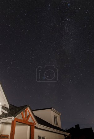 Téléchargez les photos : Ciel nocturne incroyable avec des étoiles sur la ferme moderne dans la campagne. Beau ciel étoilé. Voie lactée galaxie - en image libre de droit