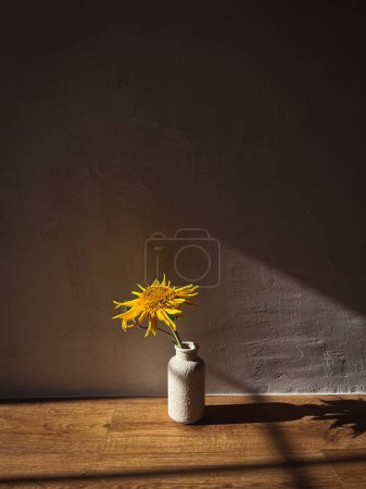 Téléchargez les photos : Beaux tournesols en vase sous la lumière du soleil sur fond rustique. Élégante fleur nature morte, composition artistique d'été. Fond d'écran vertical floral - en image libre de droit