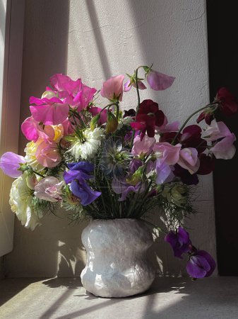 Téléchargez les photos : Belles fleurs en vase sur fond rustique humide. Fleurs élégantes nature morte, composition artistique de lathyrus, amour dans la brume, rose. Fond d'écran vertical floral - en image libre de droit