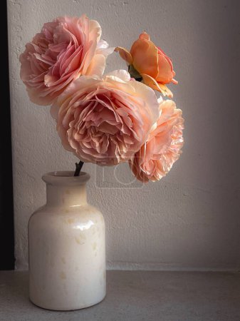 Téléchargez les photos : Belles roses pastel en vase sur fond rustique. Fleurs élégantes nature morte, composition artistique. Fond d'écran vertical floral - en image libre de droit