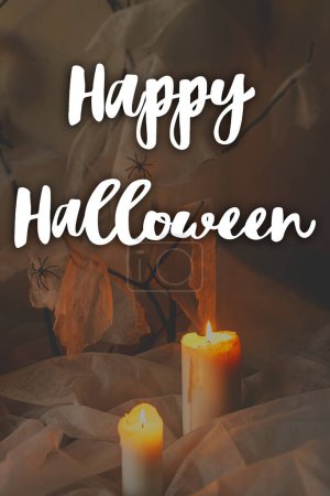 Téléchargez les photos : Joyeux Halloween ! Joyeux texte d'Halloween et toile d'araignée effrayante avec des bougies lumineuses dans l'obscurité. Carte de voeux halloween atmosphérique effrayante, panneau manuscrit - en image libre de droit