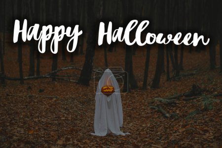 Téléchargez les photos : Joyeux Halloween ! Joyeux texte d'Halloween et fantôme effrayant tenant Jack o lanterne rougeoyante dans la forêt d'automne sombre et humide. Carte de vœux halloween atmosphérique effrayante, panneau manuscrit. BOO! - en image libre de droit