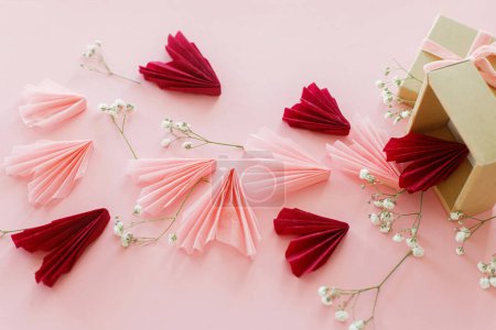 Foto de ¡Feliz San Valentín! Elegantes corazones de color rosa y rojo, flores y caja de regalo plana sobre fondo rosa. Valentines corazones recortes de papel y caja de artesanía. Amor y día de la madre - Imagen libre de derechos