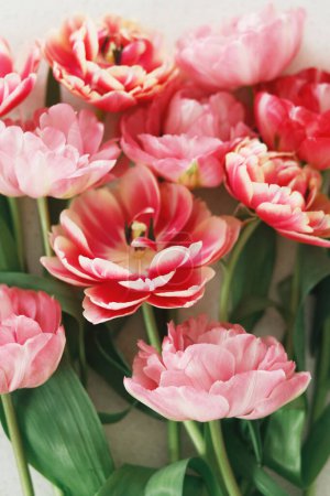 Foto de Hermosos tulipanes planas sobre fondo de piedra gris. Elegante ramo floral. Feliz día de San Valentín y feliz día de la madre. Tierna rosa y rojo flores fondo de pantalla - Imagen libre de derechos
