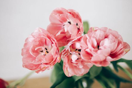 Téléchargez les photos : Belles tulipes ferment dans un vase sur fond rustique. Bouquet floral élégant. Bonne Saint-Valentin et bonne fête des mères. Fleurs roses tendres - en image libre de droit
